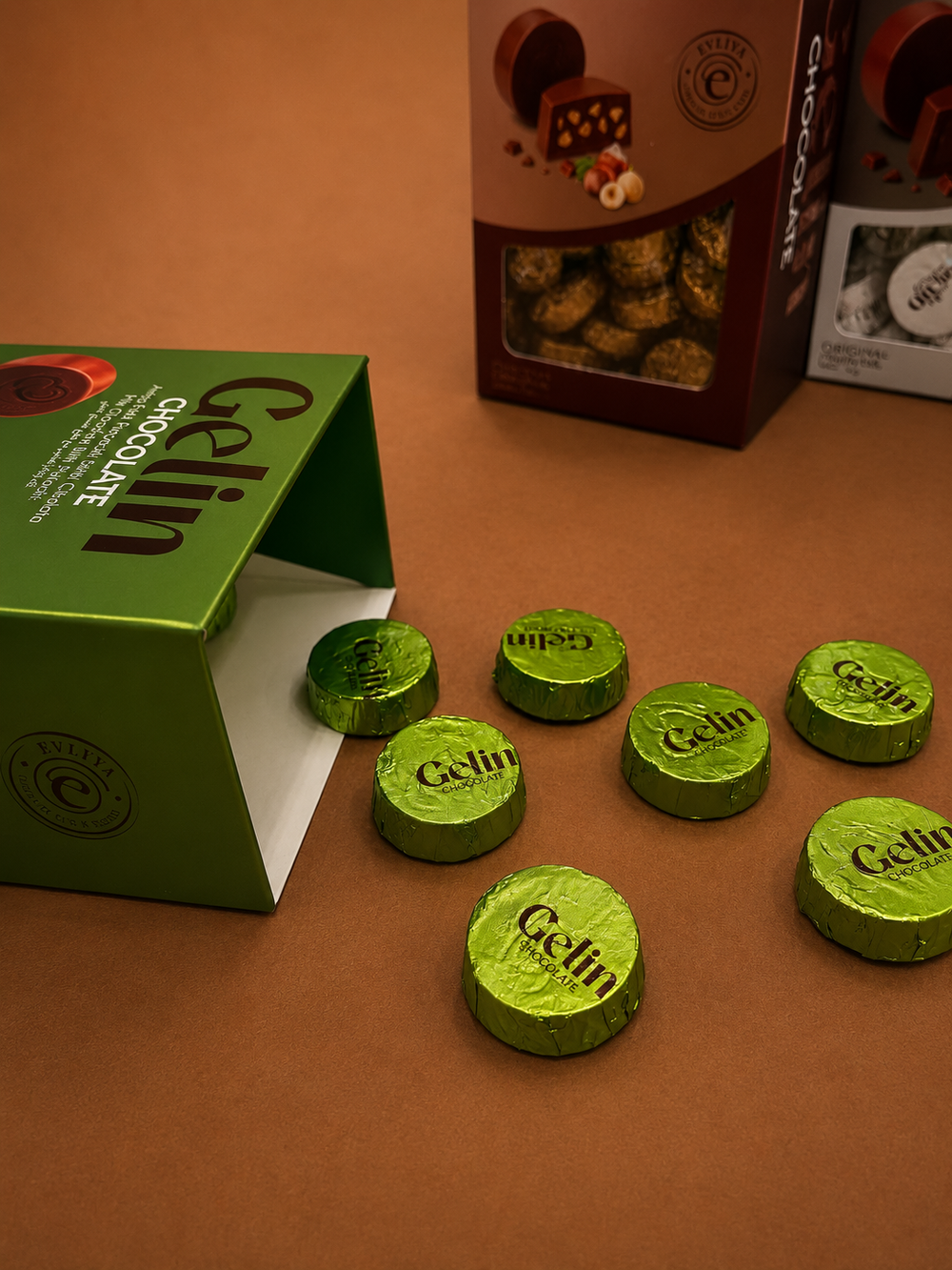 Gelin Antep Fıstıklı ve Krema Dolgulu Sütlü Çikolata 300G Hediyelik Kutu