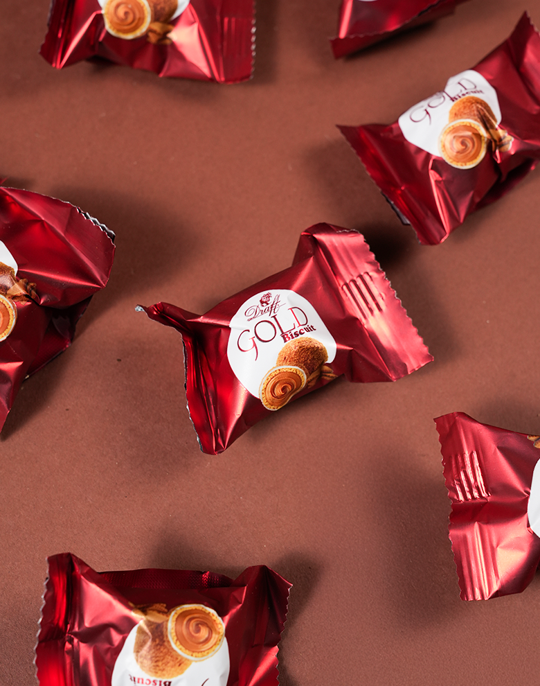 Draft Gold Bisküvi Tozu ve Beyaz Çikolata Kaplamalı ve Bisküvi Krema Dolgulu Top Gofret 150g