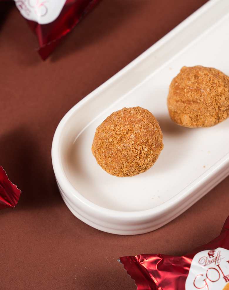 Draft Gold Bisküvi Tozu ve Beyaz Çikolata Kaplamalı ve Bisküvi Krema Dolgulu Top Gofret 150g